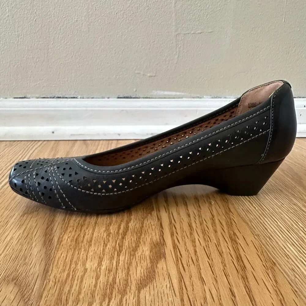 Clarks Artisan Ryla Black Leather Perforated Low Heel Wedge Pumps 6.5M Boho - Picture 4 of 11